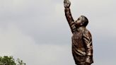 Manifestantes en Venezuela derriban al menos cuatro estatuas de Hugo Chávez