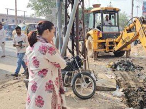 ’Dukaan band karwa dungi’, IAS Tina Dabi threatens shopkeepers during cleanliness drive inspection | Watch | Today News