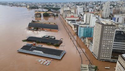 Los habitantes de Porto Alegre lamentan la "situación de guerra" por las inundaciones