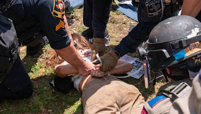 El momento en que policías de Texas entran al campus universitario para detener a estudiantes