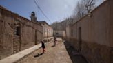 El pueblo de 25 casas de adobe que se esconde dentro de un extenso salar y se volvió un imán de aventureros