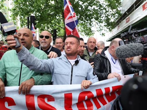 Tommy Robinson marchers lead anti-Muslim chant in London demo
