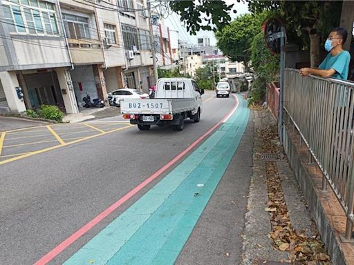 校門口下坡車速快！學童與車爭道 中市設人行道盼年底完工 - 生活