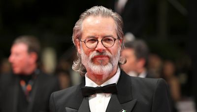 Vanity Fair magazine sparks debate after photoshopping Palestine flag pin from Guy Pearce portrait