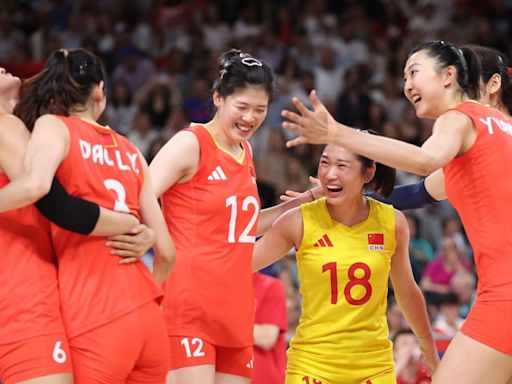 Reigning champ U.S. falls to China in volleyball