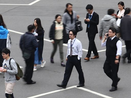 勞部調查！近一年四成勞工加班 每月延長工時13.4小時