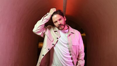 Daniel Brühl, irreconocible como el prusiano y proustiano Karl Lagerfeld de Disney+: “Tras todas sus capas había un gran romántico”