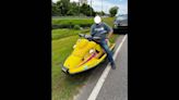 Policías de Alabama detienen a hombre que conducía moto acuática por la autopista