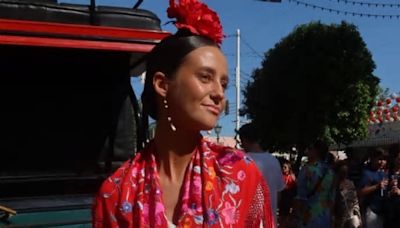 Victoria Federica se viste de flamenca (en blanco y rojo) junto a Tana Rivera para el primer día de Feria de Abril