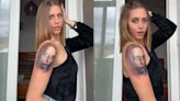 'Egocentrismo nivel dios', joven recibe duras críticas tras tatuarse su propio rostro en un brazo