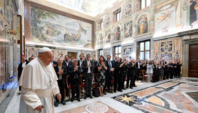 Papa recebe comediantes para audiência no Vaticano; veja fotos de hoje