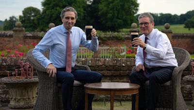 Keir Starmer agrees to visit Ireland after dining with Taoiseach at Chequers