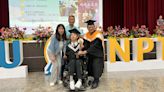 母親4年全程陪讀…他克服腦麻肢體障礙 畢業獲屏大之光