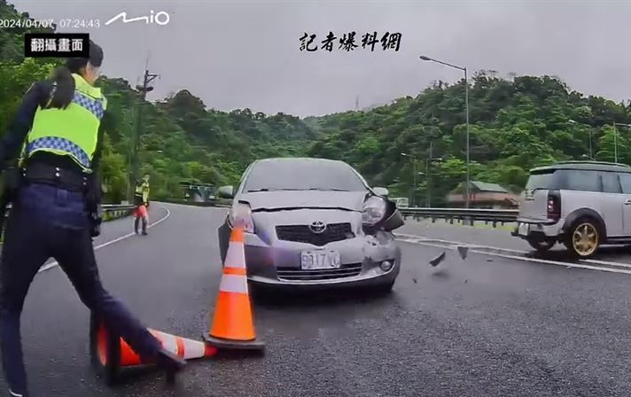 國道警處理事故險遭撞！女警閃現躲開逃生 驚險畫面曝光