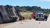Fallece un conductor de un camión tras volcar en Navianos de Valverde