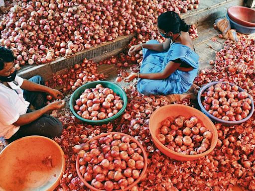 Vegetables dearer: Onion at ₹40/kg, potato near ₹35/kg, and tomato close to ₹80/kg. Why are food prices rising? | Mint