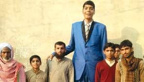 Pakistan’s tallest man dies aged 30 after illness