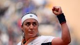 Em vantagem, Jabeur tem jogo suspenso. Sabalenka estreia 4ª - TenisBrasil