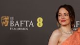 Bafta 2024: los mejores looks de la alfombra roja del Oscar británico