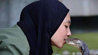 VÍDEO: mulher beija boca de uma das serpentes mais venenosas do mundo e choca a web