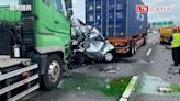 國一4車追撞！轎車遭2大車夾擊壓扁 車上2人死亡（民眾提供） - 自由電子報影音頻道