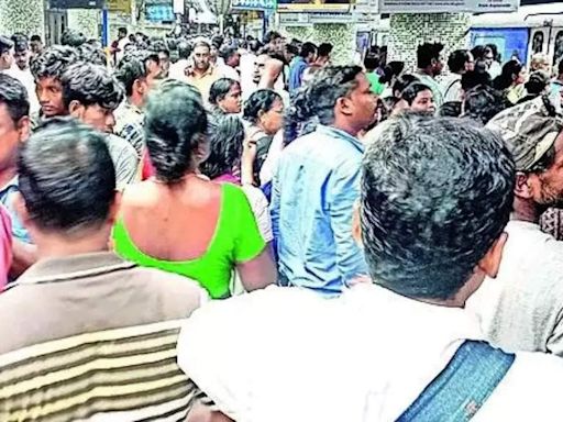Kolkata woman catches metro molester, takes him to RPF | Kolkata News - Times of India