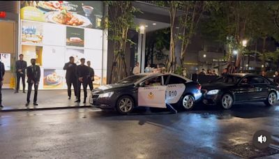 尷尬！周杰倫同台金智媛東區代言 趕粉絲違停…警車倒車撞900萬邁巴赫