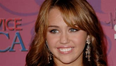 Miley Cyrus cambia de 'look' y recupera la rejuvenecedora melena con flequillo que llevaba allá por 2008