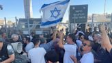 Multidão entra em base militar israelita em protesto por investigação de reservistas por abuso