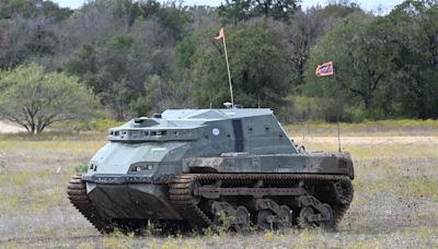 美軍複雜地形自駕 首測重型履帶車