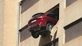 Impactante video: una conductora hizo marcha atrás en un estacionamiento y dejó el auto suspendido en el aire