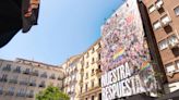 Sumar despliega una lona en Chueca (Madrid) para apoyar los derechos LGTBi frente a la "internacional del odio"