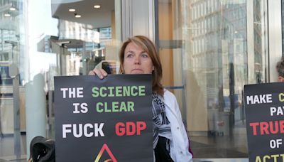Scientist Rebellion bloqueia entrada da Comissão Europeia para exigir decrescimento