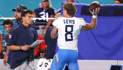 Titans QB Levis exits after landing on shoulder