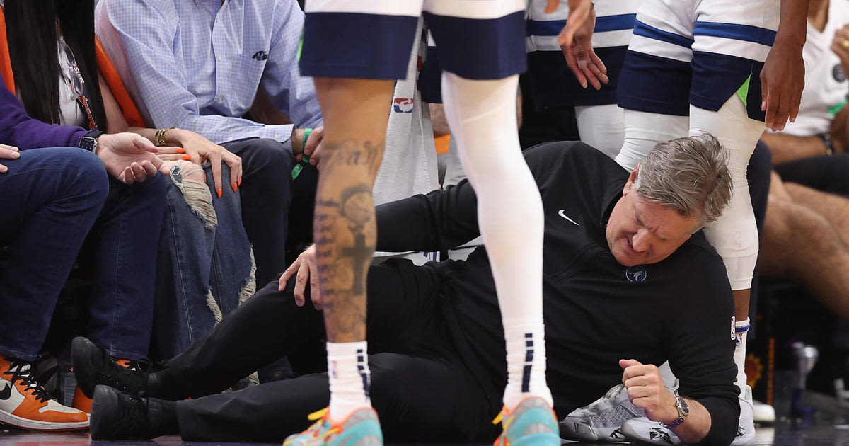 Timberwolves coach Chris Finch to have surgery on knee after sideline collision, AP source says