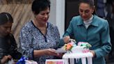 FOTOS Festejan a Claudia Sheinbaum con pastel, marimba y abrazos por su cumpleaños 62