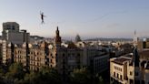 El francés Nathan Paulin recorre descalzo y por el aire el centro de Barcelona