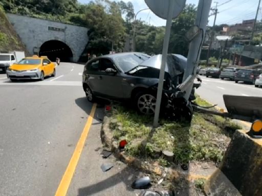 疑出隧道陽光刺眼肇禍 BMW猛撞分隔島車頭全爛