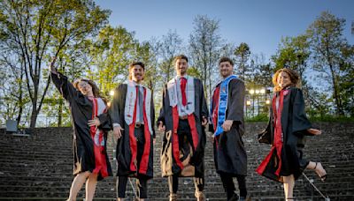 Quintillizos de Nueva Jersey celebran su graduación en la misma universidad