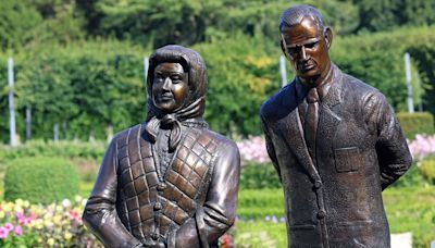 Statue of late queen mocked as looking more like Mrs Doubtfire