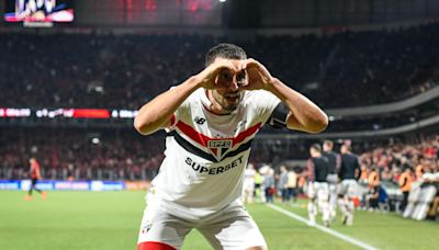 São Paulo vence Athletico-PR em noite de golaços, goleiro expulso e entra no G-4 do Brasileirão