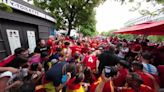 Ya se siente la final: la afición española lleva la fiesta en la puerta de Brandenburgo - MarcaTV