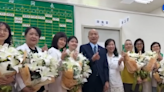影》超暖！慶賀護師節 韓國瑜親赴醫護室送每人一大束百合花