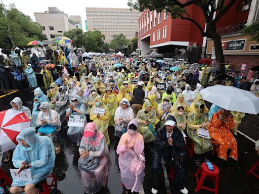 528立院外雨中仍有群眾...濟南路紅椅子幾乎坐滿 300名警力維安