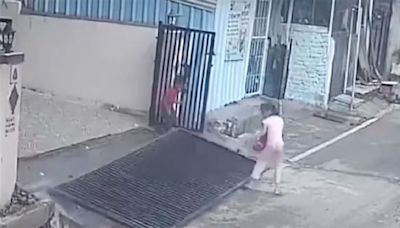 巨型鐵門突脫軌！3歲女童「來不及逃跑」遭重砸慘亡 驚悚畫面曝光