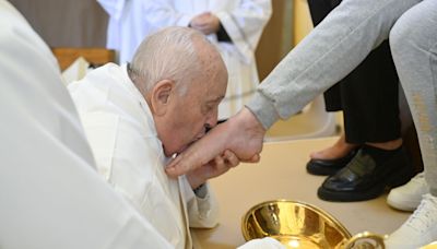 El papa Francisco en silla de ruedas lava los pies a doce reclusas por Jueves Santo