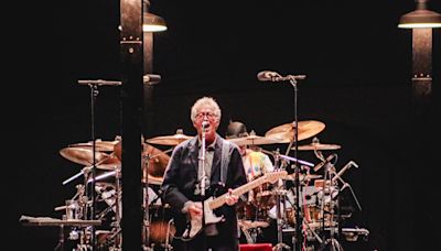 Eric Clapton celebra clássicos em show sem interação e com bandeira palestina na guitarra