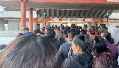 Metro CDMX hoy: Dosifican usuarios en Línea A y se quejan por grandes retrasos
