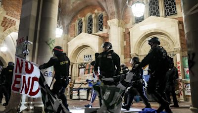 Estudiantes de la UCLA dicen que la universidad no los protegió de la policía en desalojo