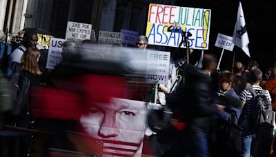 La justicia de Reino Unido frena la extradición de Julian Assange a EU